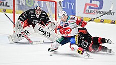 Pardubický Tomá Vondráek se snaí dostat k zakonení, situaci sleduje branká...