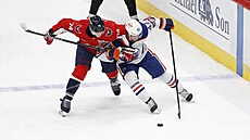 Obránce Washingtonu John Carlson (vlevo) a útoník Edmontonu Kasperi Kapanen se...