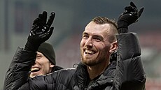 Útoník Slavie Tomá Chorý se usmívá po výhe Slavie nad Plzní.