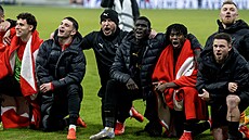 Fotbalisté Slavie slaví s fanou�ky vít�zství proti Plzni.