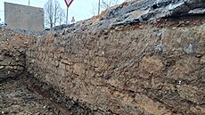 Kv�li objevení základ� staré budovy p�i budování kanalizace ve starých Lobzích...