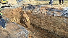 Kv�li objevení základ� staré budovy p�i budování kanalizace ve starých Lobzích...