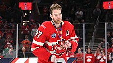 Connor McDavid se zlatou medailí.