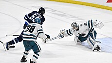 Vítek Van��ek se natahuje po nají�d�jícímu Marku Scheifelemu.