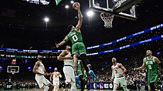 Jayson Tatum zachytává mí� ve vzduchu.