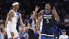 Anthony Edwards reaguje na výrok rozhod�ích. Vedle n�j je hv�zda Oklahomy Shai...