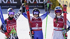Nejlep�í trojice ob�ího slalomu v Sestriere: Zleva druhá Alice Robinsonová,...