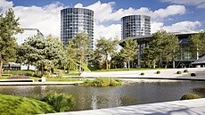 Dv� prosklená 48 metr� vysoká sila nedaleko výrobního závodu Volkswagenu v...