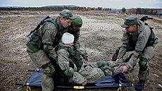 Tohle je jen nácvik p�evozu ran�ného ve výcvikovém tábo�e. Jak se ale vyhnout...