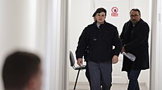 Policie pivádí k ízení pátého obvinného v motolské kauze Petra Kysuana....
