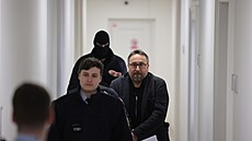 Policie pivádí k ízení pátého obvinného v motolské kauze Petra Kysuana....