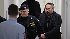 Policie pivádí k ízení pátého obvinného v motolské kauze Petra Kysuana....