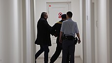 Policie odvádí Petra Kysuana, obalovaného v motolské kauze. (27. únor 2025)