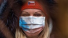 Jedna z �eských fanynek u zátaras� kolem areálu v Novém M�st� na Morav�, kam...