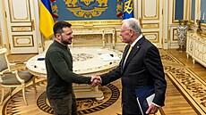 Ukrajinský prezident Volodymyr Zelenskyj se zmocnncem amerického prezidenta...