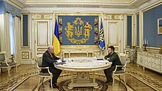 Ukrajinský prezident Volodymyr Zelenskyj se zmocn�ncem amerického prezidenta...