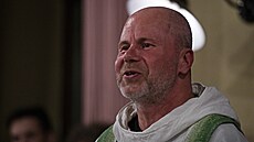 Kn�z Jan Hanák slou�í pravidelnou m�i v hospod� U Baumann� v �eské na Brn�nsku....