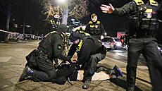 Zásah policist� u památníku holokaustu v centru Berlína kv�li úto�níkovi s...