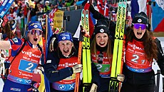 Francouzské biatlonistky se radují ze zlatých medailí na mistrovství svta.