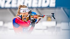 �eská biatlonistka Ilona Plechá�ová mí�í na ter� na MS v Lenzerheide.