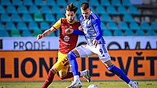 Jan Kliment z Olomouce si kryje mí� p�ed Jorginhem z Dukly.