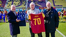 Hrá�ská legenda Dukly Ladislav Vízek (uprost�ed) obdr�el dar a dres k jeho 70....