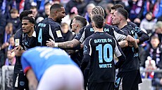 Úto�ník Leverkusenu Patrik Schick slaví spole�n� se spoluhrá�i vst�elený gól .