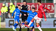 Boleslavský Vojtch Stránský v souboji o mí s Denisem Alijagiem z Pardubic.