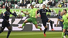 Wolfsburgský Konstantinos Koulierakis hlavi�kuje mí� na bránu Bochumi.