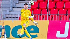 Branká Ale Mandous z Boleslavi odkopává mí v utkání s Pardubicemi.