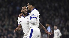 Fotbalisté Chelsea se radují z gólu v utkání s Aston Villou.