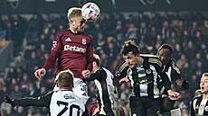 Spar�an Jaroslav Zelený st�ílí gól �eským Bud�jovicím.