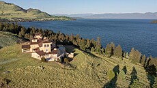 Z domu lze sledovat jezero i okolní hory.