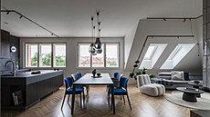 Otev�enému prostoru dominuje �ivý povrch materiálu; v realizaci se prolínají...