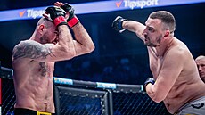 Dan �kvor (vlevo) se p�ipravuje na úder od soupe�e Antonia Zovaka na turnaji...