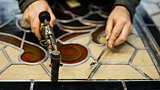 Uvnit� pra�ské dílny na Starém m�st� p�i oprav� vitrá�í. (20. února 2024)