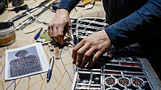 Vitrá�e vznikají po staletí prakticky stejn�, jen n�které nástroje se m�ní....