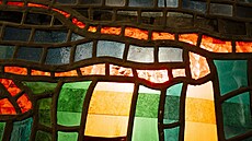 Detail jedné z opravených vitrá�í. (20. února 2024)