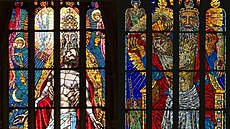 Vlevo okno s motivem Nejsv�t�j�í Trojice  podle návrhu Maxe �vabinského, vpravo...