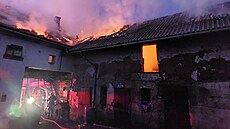 Velký po�ár zni�il ve Svésedlicích na Olomoucku stodolu a st�echu p�ilehlého...