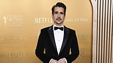 Colin Farrell fanynky nezklamal. Herec ukázal doplňky v podobě výrazných...