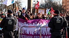 Desítky tisíc lidí den p�ed volbami v N�mecku demonstrovaly proti krajní...