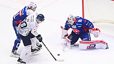 Plze�ský Jakub Lev se sna�í ohrozit pardubickou branku.