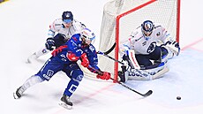 Pardubi�tí hokejisté se sna�í ohrozit plze�skou branku.