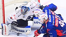 Závar p�ed plze�skou brankou v utkání s Pardubicemi.