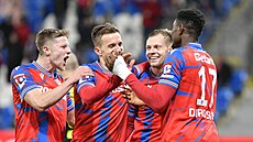 Plzeský Jan Kopic (druhý zleva) slaví se spoluhrái gól proti Zlínu.