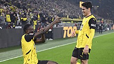 Úto�ník Dortmundu Serhou Guirassy (vlevo) slaví se spoluhrá�i jeden z gól� do...