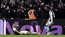 Marco Asensio (na zemi) z Aston Villy slaví gól do sít� Chelsea.