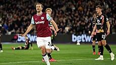 Tomá Souek z West Hamu slaví gól do sít Leicesteru.