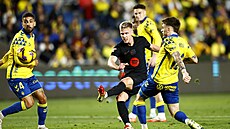 Barcelonský záloník Dani Olmo (uprosted) stílí gól do sít Las Palmas.